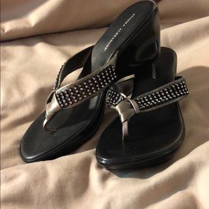 Heeled sandal with rhinestone and gold upper